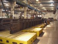Förderer aus Metall für schwere Lasten. 14mX2m auf Drehzapfen montiert